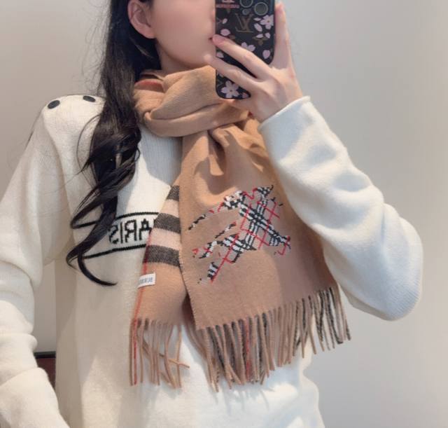 巴宝莉十字绣战马 超级有品百搭的款，绝对质量好到爆的超值最新出口男女羊绒围巾.手感细腻度非常好关键这类的非常百搭，可以搭配休闲外套也可以搭配商务西服绝对不会不会