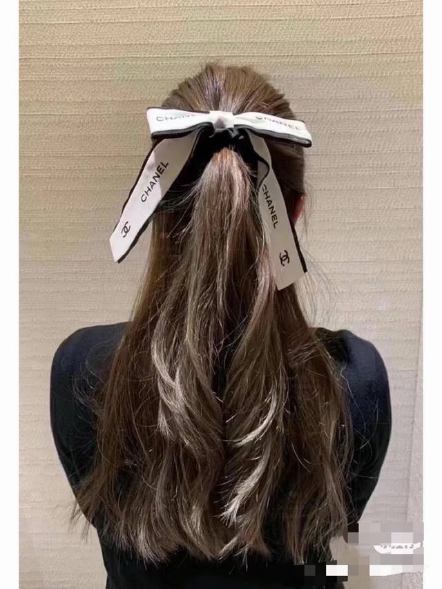 Chanel 22A手工坊系列，香家王炸配饰蝴蝶结发圈完美实用百搭，每个女人都逃不过的小配饰 本季新款配饰的王炸性价比高真正的可研可甜 发圈新加入了蝴蝶结元素，