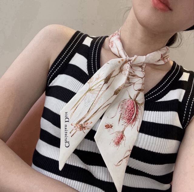 Dior迪奥Twilly丝巾，花丛蜻蜓 款式经典，造型修长，两端尖角设计，背面饰以对比鲜明的Christian Dior标志条形图案。 上身效果非常赞！随意一搭