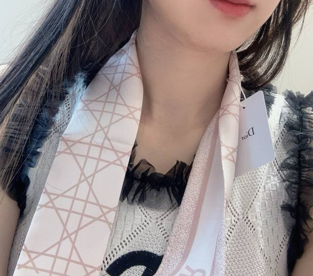 Dior迪奥Twilly丝巾，Miss 款式经典，造型修长，两端尖角设计，背面饰以对比鲜明的Christian Dior标志条形图案。 上身效果非常赞！随意一搭