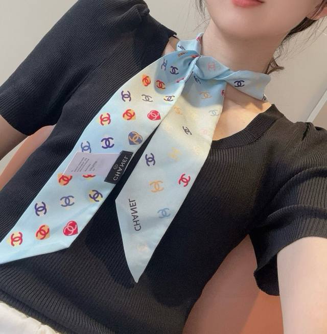 小香最新双面Twillyc家今年主打的彩色爱心印花 ，超有大牌气场！斜纹真丝光泽感超级强 从图中就可以看出来品质非凡送礼自用都超合适的一款既可绕于颈间，亦可缠于