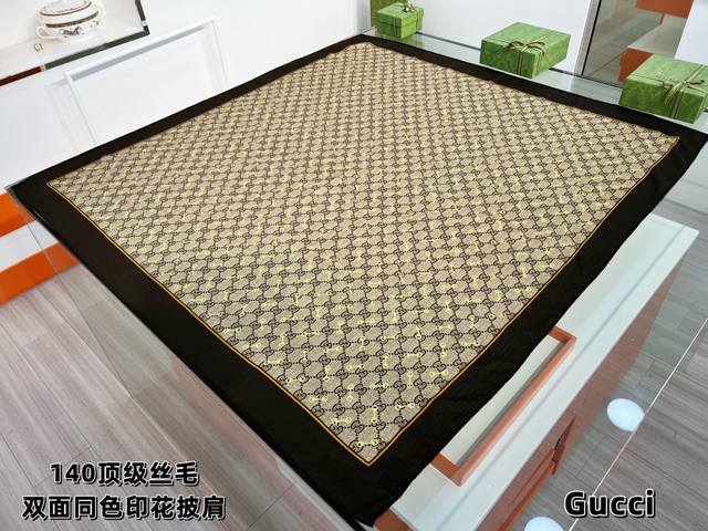 Gucci ~140双面同色披肩 手工卷边山羊绒和真丝混纺披肩 70%山羊毛、30%桑蚕丝 。 这款迷人的140披肩令您散发内在优雅和从容自信。此柔软轻盈的配饰