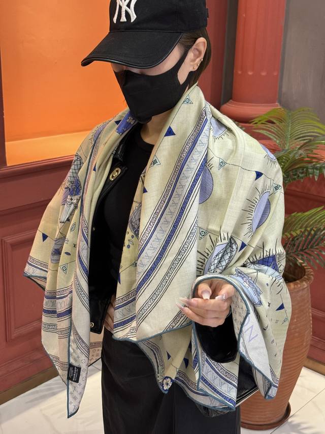 双面同色 原单Lv140Cm丝绒方巾， 热气球 ，本款方巾全新加入 U价 And Away 系列，致意路易威登的旅行传承。丝印工艺刻画丰富细节，描绘 Monog