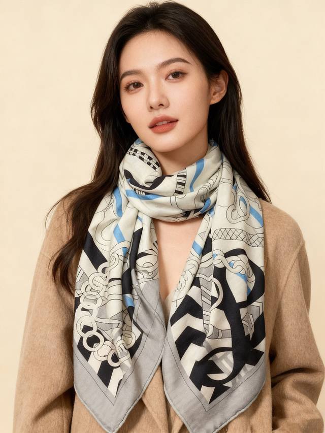 2025年秋冬H家上新 双面同色丝绒方巾 手工卷边山羊绒和真丝混纺披肩 70%山羊绒，30%桑蚕丝 这款披肩采用经典山羊绒和真丝混纺面料，柔软轻盈，佩戴方便。空