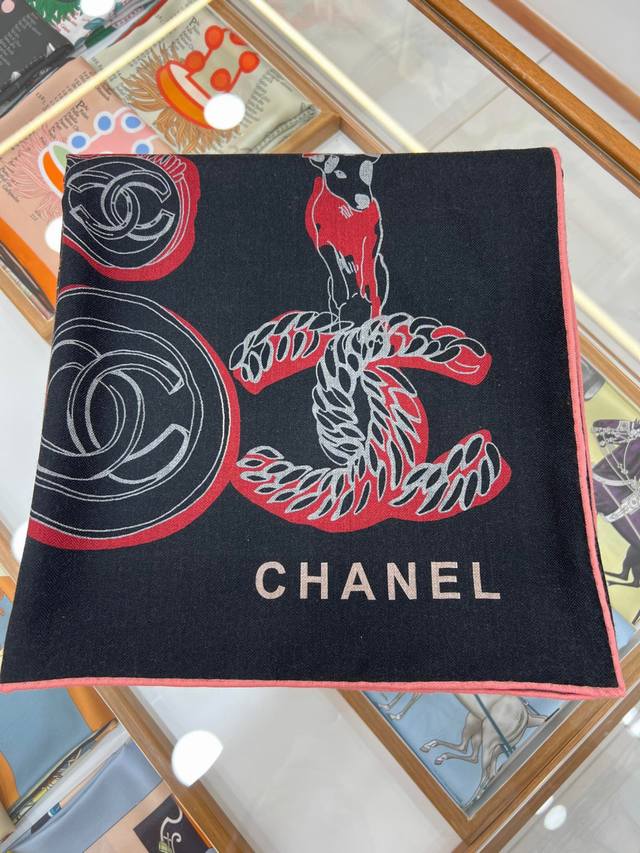 秋冬搭配利器顶级双配色双面版真丝羊绒披肩！！1条等于2条 点睛精彩，图案和配色都超级喜欢，又一款双面配色工艺设计的丝绒披肩，超级喜欢！！！！一条披肩等于两条穿出