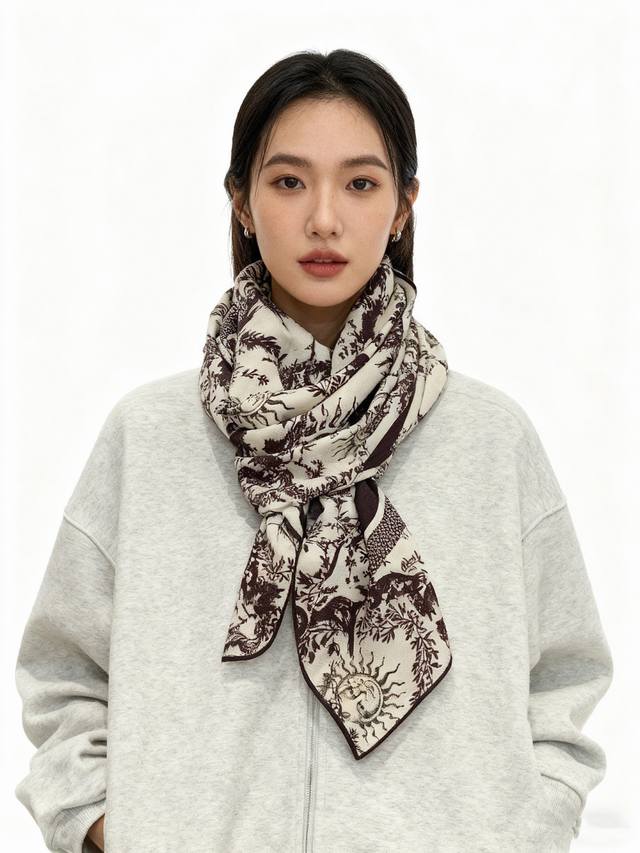 Dior 140丝绒双面同色印花披肩 这款 Dior 丝绒披肩以彼得罗鲁福 pietro Ruffo 设计的papillon 以优雅而梦幻的设计彰显精美的图案。