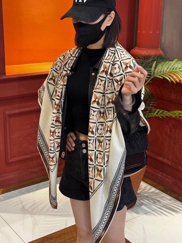 顶级丝绒双面同色披肩 30%真丝70%羊绒 140*140方巾 本款丝绒方巾以满溢艺术气息的设计诠释19世纪末广告海报的灵感启发，向悠久历史致敬。各色硬箱与旅行