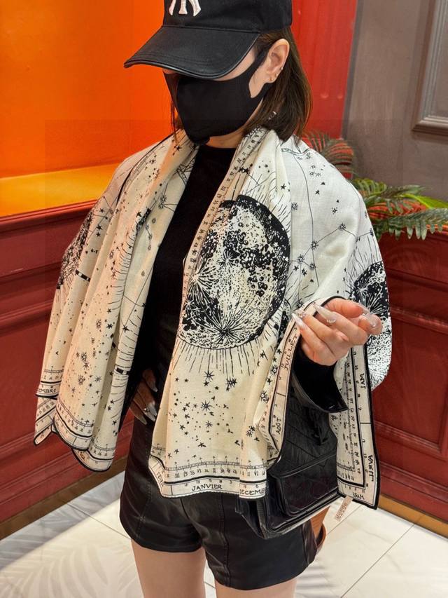 上新D家丝巾｛140Cm真丝羊绒｝桑蚕丝+羊绒 现由彼得罗鲁福 pietro Ruffo 设计的Dior phases Lunaires 图案 印花，以星座风格
