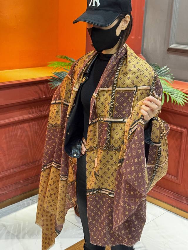 会发光发亮的围巾真心赞驴家 L链条箱包花纹银丝长巾 银丝印花羊绒长巾，2025新款银丝长巾来撷Nouficel 胶囊系列的澳雅色彩，续写Mixand Srop主