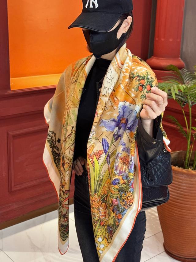 双面丝绒披肩 Lv 手工卷边丝绒方巾 30%桑蚕丝70%羊绒 这款经典单品展现强大而迷人的女性魅力精髓。此140方巾推陈出新，诠释无限的情感和自由，以别样方式书