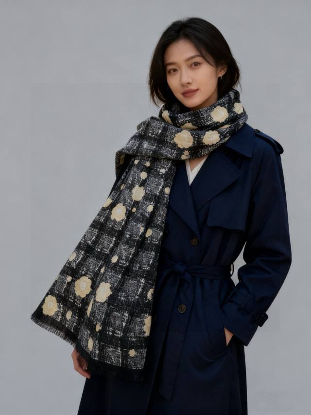 会发光发亮的围巾 新款客供亮片羊绒面料长巾 美翻了[流泪] 彩色山茶花银线长巾 御用殿堂级极新款专柜在售 纯羊绒银线独特设计风格加上富有香家经典Logo图案印花