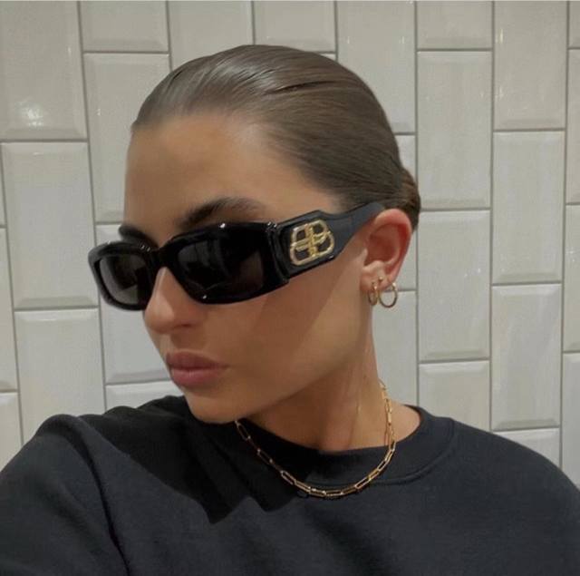 巴黎世家 超好看的巴黎世家眼镜 无性别区分，纯欲酷飒 极简大方框，非常修饰脸型 侧面点缀简约巴黎世家Logo打造百分百高级感 超薄板材减轻镜架重量，上脸舒适度极