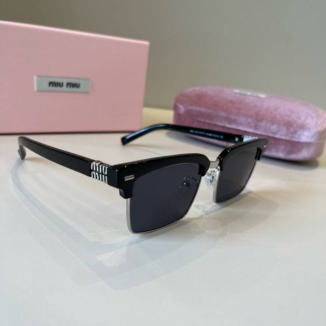 缪缪Miumiu太阳镜