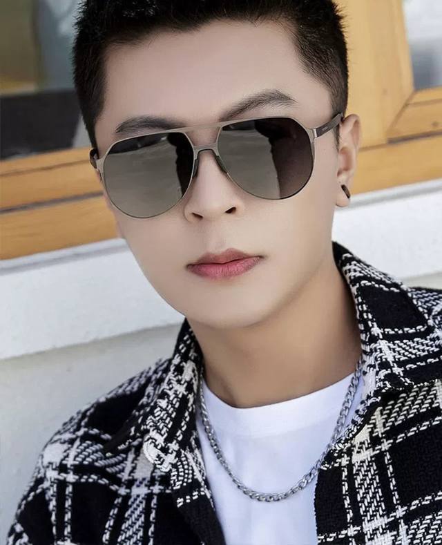 Gucci 男款炫彩飞行员偏光太阳镜 材质：高清尼龙加厚卡槽高清偏光镜片 无边框镜架颜型号：G2380