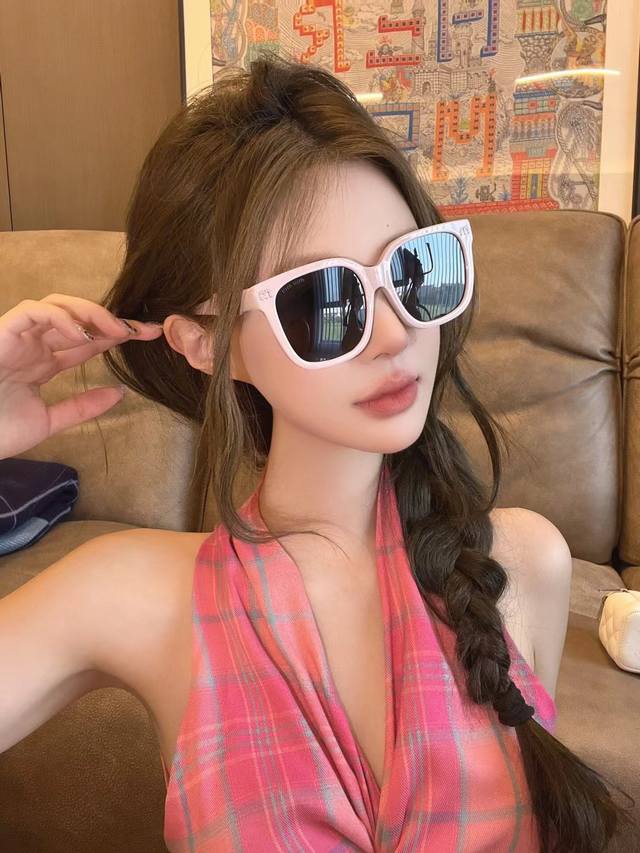 Miumiu 缪缪2025闪耀新款璀璨登台 太阳镜潮品 精致个性设计简约时尚 专柜品质值得拥有 绝对潮爆 提升个人品味的时尚单品～型号：M4389