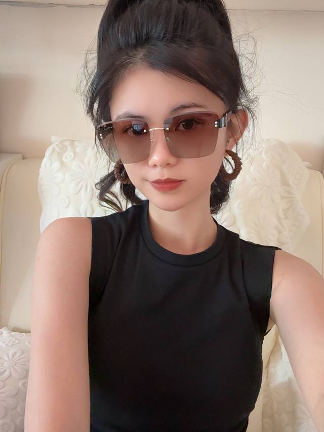 香奈儿 2025开春新款 潮流爆款 时尚方框太阳镜 高品质 佩戴舒适 网红潮款墨镜 女士高清太阳镜 高品质Tr镜框 型号：Ch5550