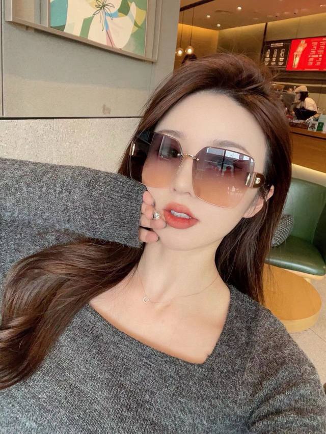 香奈儿 2025开春新款 潮流爆款 时尚方框偏光太阳镜 高品质 佩戴舒适 网红潮款墨镜 女士高清加厚偏光太阳镜 高品质Tr镜框 型号：Ch0622