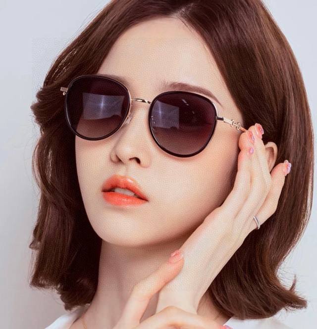 Gucci墨镜 新款 圆框设计再优雅的同时还能在视觉上修饰脸型，敲显脸小，不挑脸型 复古的马衔扣配上独特的紫色镜片，复古感十足 可盐可甜 镜腿采用G家经典的马衔