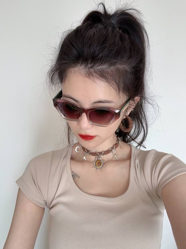 Gucci 2025开春新款 潮流爆款 时尚方框太阳镜 高品质 佩戴舒适 网红潮款墨镜 型号：G2232