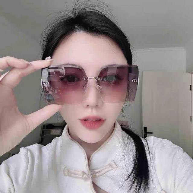 Dior-迪奥 2025开春新款 潮流爆款 时尚方框太阳镜 高品质 佩戴舒适 网红潮款墨镜 型号：D3235