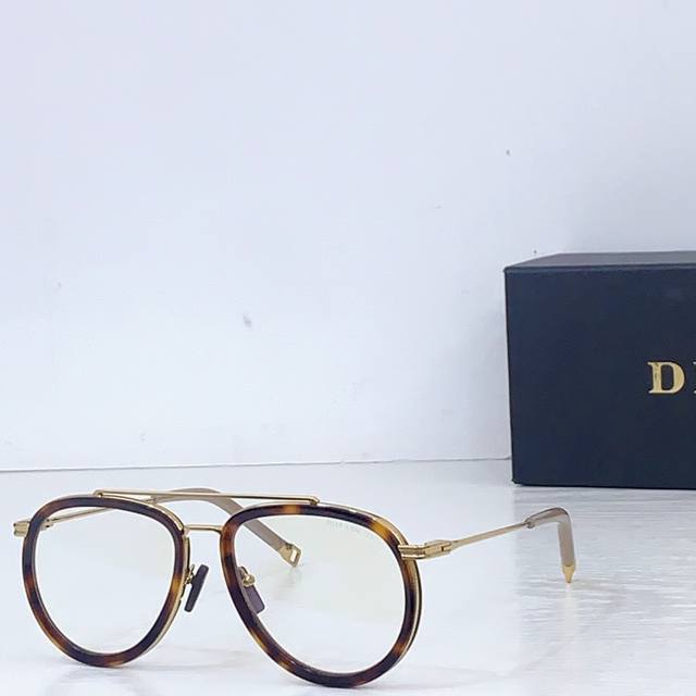 Dit*特輕款式～為雙樑鑽石型太陽眼鏡款式，板料材質做立體內斜設計，並以金屬外框包围，從零件、芯線、螺絲、鉸鏈全部重新設計並開專屬模具打造。 Top Quali