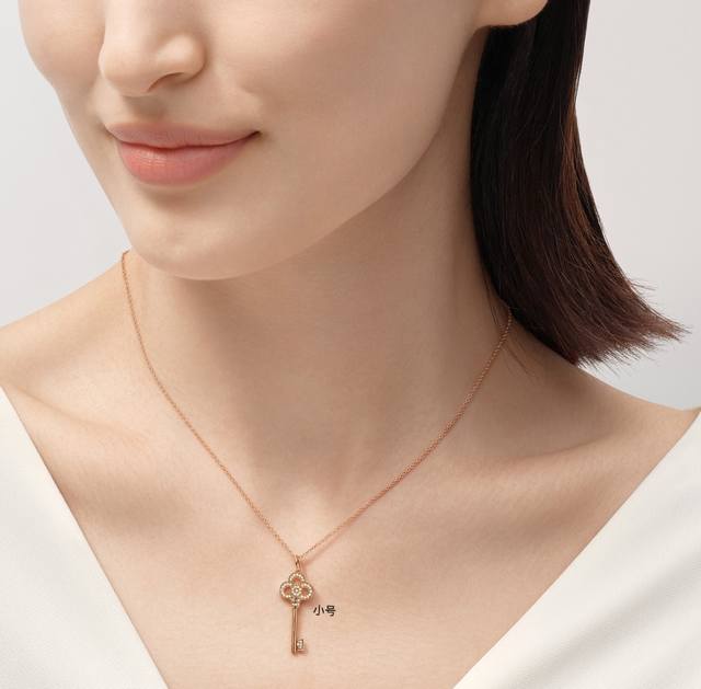 V金材质 5140220 蒂芙尼小号心冠钥匙项链，犹如明灯指引人们通向乐观与希望，Tiffany Keys 系列象征着光明的未来。璀璨夺目的钻石点缀迷人吊坠的优