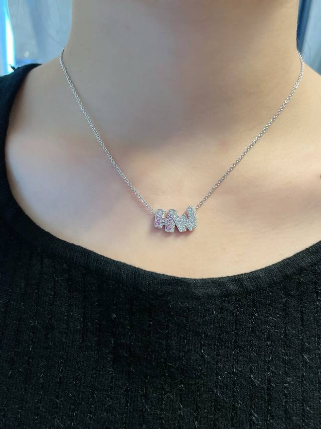 V金材质 5140210 海瑞温斯顿渐变粉钻涂鸦项链，Hw的标印像暗戳戳的浪漫暗号 碎钻裹着粉钻 是把春日的樱花揉进了颈间的温柔。戴在颈间是独一份的专属浪漫