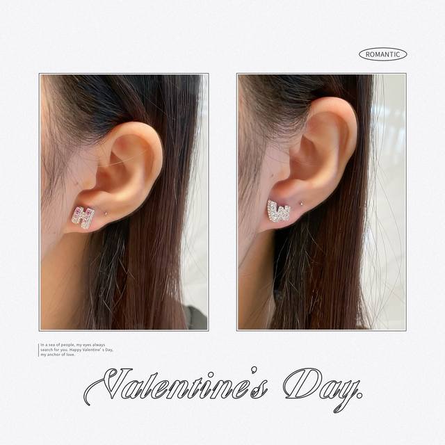 V金材质 5140250 海瑞温斯顿渐变粉钻涂鸦耳钉，Hw的标印像暗戳戳的浪漫暗号 碎钻裹着粉钻 上耳都带着精致感，在耳上独一份的专属浪漫