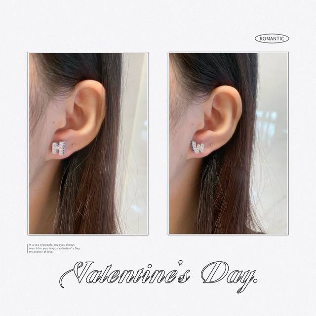 V金材质 5140250 海瑞温斯顿边钻蓝钻涂鸦耳钉，Hw的标印像暗戳戳的浪漫暗号 碎钻裹着蓝钻 满镶钻的肌理裹着清冷的蓝调，戴在耳上是独一份的专属浪漫