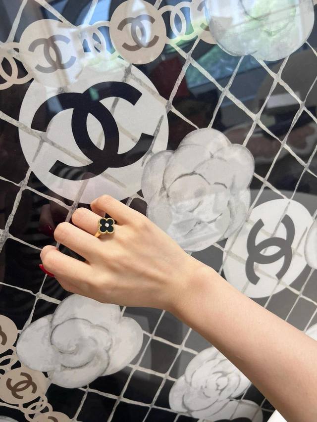 V金镀咪金黑玛瑙 高级珠宝梵克雅宝Vca梵克雅宝定制 经典 四叶草戒指 系列 今年大热门款花型正，圆润饱满，高端Zp一致。单戴秀气，叠戴时尚精湛 保色持久 不过