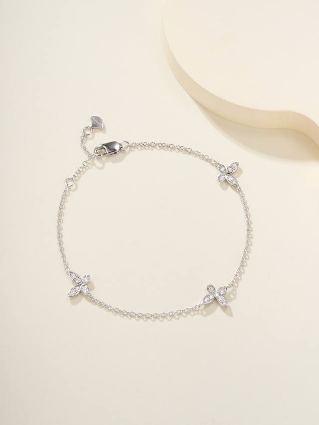 彩白 格拉芙缱绻蝴蝶钻石手链 小号款 匠心雕琢而成，能为日常造型增添优雅光芒。密镶钻石蝴蝶沿着幼细的白金链翩然曼舞，成就典雅易搭的设计，不论单独佩戴，还是搭配小