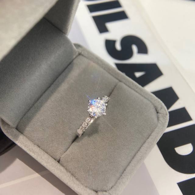 50分 1Ct，6副钻款 超级耐看蜂巢叠戴钻戒 蜂巢这个款虽然推出的比较早，但是！这并不影响结婚情侣对它的狂热 尚美Bee My Love 爱 蜂巢这款在本土品