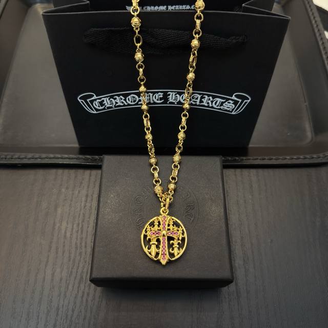 新款 专柜品质 Chrome Hearts克罗心黄金色复古花球项链，粉钻十字架吊坠 凹凸造型不同的花纹设计风格 呈现出与众不同 十字架 童军花是克罗心的志 所以