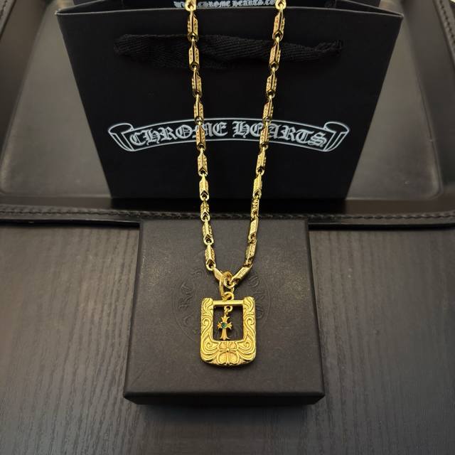 新款 专柜品质 Chrome Hearts克罗心黄金色十字架项链，方牌十字架吊坠 凹凸造型不同的花纹设计风格 呈现出与众不同 十字架 童军花是克罗心的志 所以更