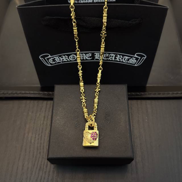 新款 专柜品质 Chrome Hearts克罗心黄金色花球项链，粉钻爱心锁头吊坠 凹凸造型不同的花纹设计风格 呈现出与众不同 十字架 童军花是克罗心的志 所以更