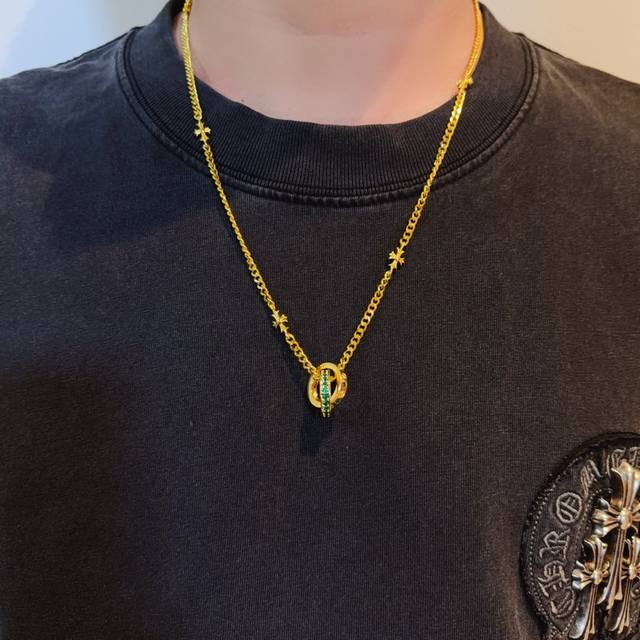新款 专柜品质 Chrome Hearts克罗心黄金色复古十字花项链，双环吊坠 凹凸造型不同的花纹设计风格 呈现出与众不同 十字架 童军花是克罗心的志 所以更经