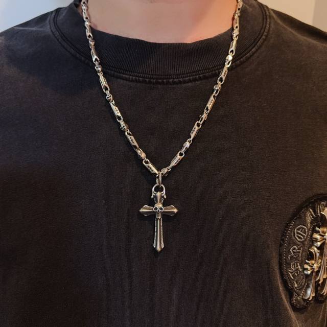 新款 专柜品质 Chrome Hearts克罗心骷髅头十字架项链，骷髅头十字架吊坠 凹凸造型不同的花纹设计风格 呈现出与众不同 十字架 童军花是克罗心的志 所以
