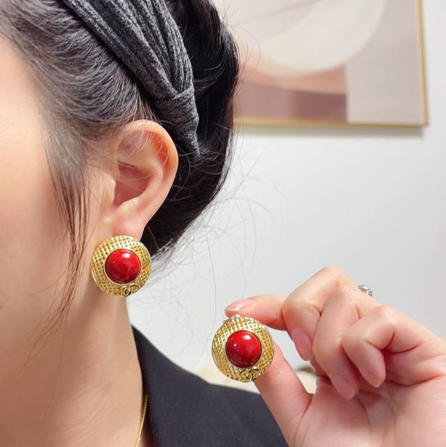 新款 Chanel香奈儿 高品质新年红色网格小香帽子耳钉 市面最高版本！香奈儿耳环女神必备 超级显脸瘦 有个性时尚 日常必备 淑女气质 高贵名媛气质 简约大气百