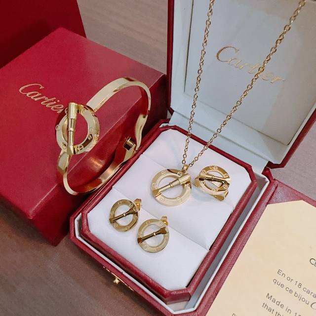 手镯 新款卡地亚套装项链耳环手链戒指 泰钢材质 系列 ，那种独特的色泽完全无可挑剔，再缀以经典指环外形设计，简约之余却又优雅夺目，组合更显气色，上手雅致动人。