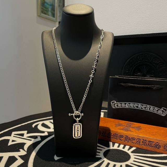 抖音 快手 Ins 小红书 直播热门 ，新款 专柜品质 Chrome Hearts克罗心十字花项链 ，灵动方牌吊坠，凹凸造型不同的花纹设计风格 呈现出与众不同