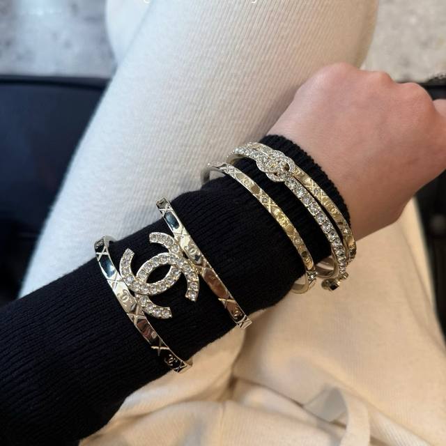 小红书推荐爆款小香新款雕刻C字母镶钻镂空宽版手镯香奈儿Chanel高品质进口精钢手镯超重工Bling Bling，颜色搭配得非常好高级感 女神气质高端 精钢材质
