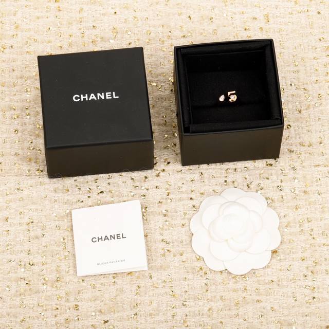 我们出品 香奈儿5字号戒指 可订做真金真钻，只做对版Zp真金货，pk市面各种金货 Chanel新款N°5戒指 Eternal N°5系列为了向5号香水的百年传奇