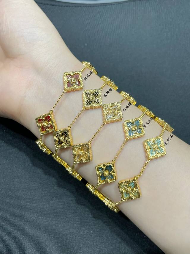 V金材质 5140440 布契拉提五花黑珐琅歌剧院系列手链，复古宫廷风四叶草，太有意式风情了，整件作品精致华丽又增添文艺的感觉，采用 Rigato平行纹雕刻工艺