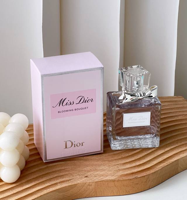 专柜品质 Dior迪奥 Missdior迪奥小姐花漾淡香型香水 Miss Dior 是第一个也是唯一、一个！时装与香氛同时诞生的系列，是市面上首款时装香氛，她是