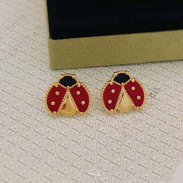 Vancleef*Arpel*梵克雅宝四叶草金红色瓢虫耳钉 一致Zp黄铜材质，非常的上镜设计很特别值得入手高级手工坊系列