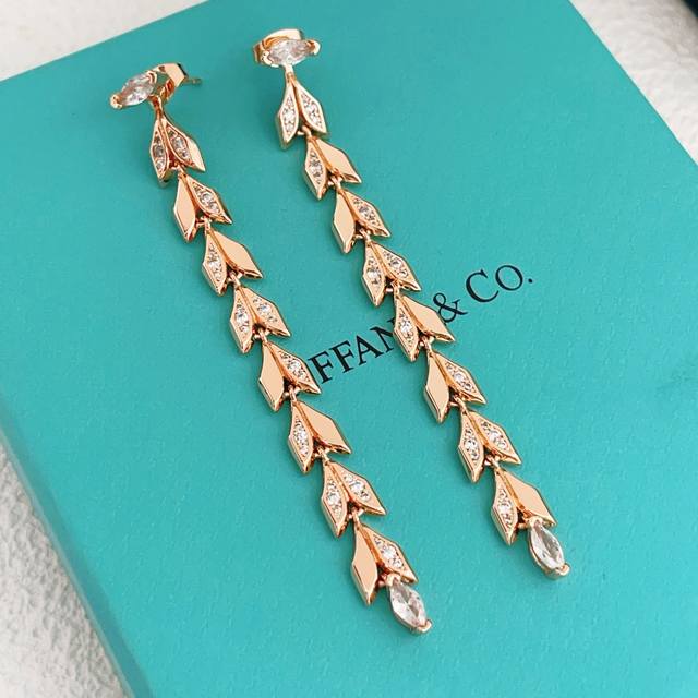 Tiffany*帝芙尼最新款玫瑰金色苏流叶片耳钉 一致Zp黄铜材质，非常的上镜设计很特别值得入手高级手工坊系列