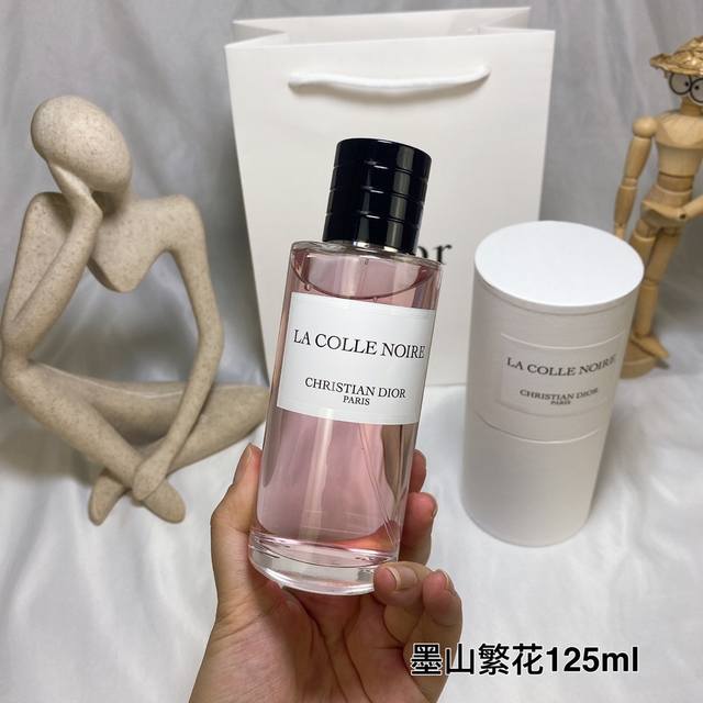 专柜品质 墨山繁花La Colle Noire 迪奥典藏香氛世家沙龙125Ml 香调:花、木、麝 调香师:Francois Demachy 前调:五月玫瑰、丁香