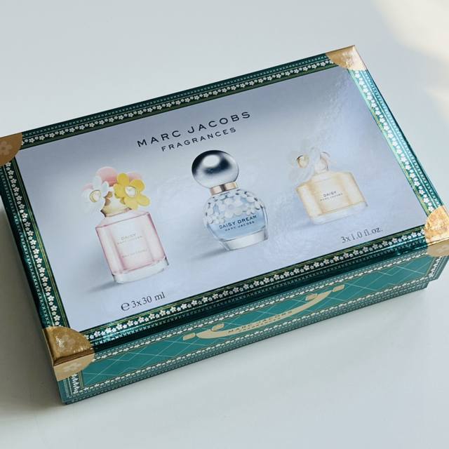 专柜品质 马克莫杰雏菊系列香水中样30Ml三件套！30Ml×3带喷头。味道：黄雏菊，雏菊花语，雏菊梦境。