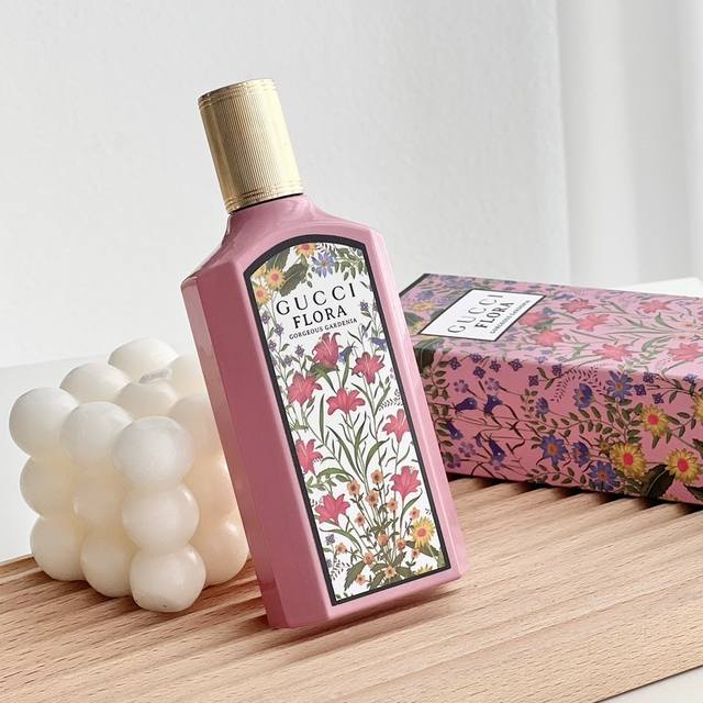 专柜品质 Gucci 新款绮梦栀子花香水｜粉色复古款 前调：梨花、茉莉 中调：红糖 后调：栀子花、广藿香 我很爱这个味道，甜而不腻，掺杂着栀子花花瓣的味道，清新