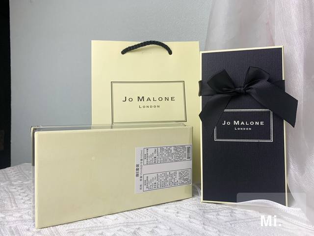 专柜品质 祖马龙维E礼盒 润唇蜜15Ml 护手霜100Ml 配手提袋！ 这一套真的太可了，无论是自用还是送人。颜值高高啊，那仪式感Zeizei强！这是丝芙兰内部